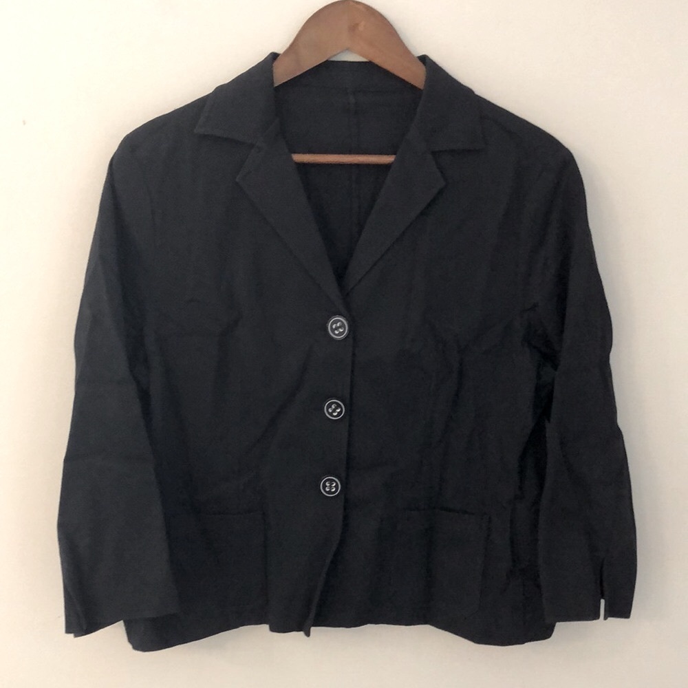 Fuentecapala black blazer decorative black button front V neck notched back hem